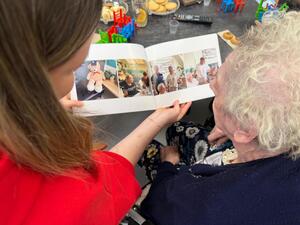 Zdjęcia przedstawiają działania profilaktyczne wolontariuszy- członków PaTportu z pacjentami Zakładu opiekuńczo- Leczniczego przy Szpitalu Powiatowym w Czarnkowie.  Dwa kolejne zdjęcia pokazują spotkanie z młodzieżą z Młodzieżowego Ośrodka Socjoterapii im. Ireny Sendlerowej w Białej- utworzenie nowej grupy PaTport w placówce.