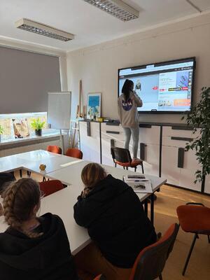 Zdjęcia przedstawiają działania profilaktyczne wolontariuszy- członków PaTportu z pacjentami Zakładu opiekuńczo- Leczniczego przy Szpitalu Powiatowym w Czarnkowie.  Dwa kolejne zdjęcia pokazują spotkanie z młodzieżą z Młodzieżowego Ośrodka Socjoterapii im. Ireny Sendlerowej w Białej- utworzenie nowej grupy PaTport w placówce.