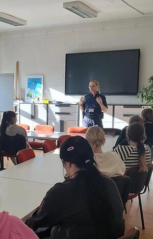 Zdjęcia przedstawiają działania profilaktyczne wolontariuszy- członków PaTportu z pacjentami Zakładu opiekuńczo- Leczniczego przy Szpitalu Powiatowym w Czarnkowie.  Dwa kolejne zdjęcia pokazują spotkanie z młodzieżą z Młodzieżowego Ośrodka Socjoterapii im. Ireny Sendlerowej w Białej- utworzenie nowej grupy PaTport w placówce.