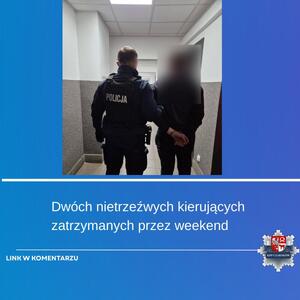 Zdjęcie przedstawia policjanta prowadzącego zatrzymanego nietrzeźwego kierującego który nie zatrzymał się do kontroli i uciekał przed funkcjonariuszami. Pościg trwał 6 km