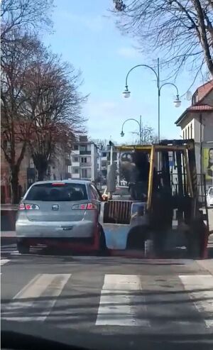 Zdjęcie przedstawia dwa pojazdy które w piatek 4 marca brały udział w zdarzeniu, cala sytuacja została nagrana przez jednego z kierujących i opublikowana w internecie