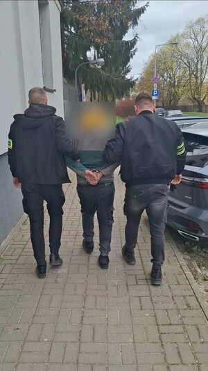 Przez policjantów prowadzony jest zatrzymany cudzoziemiec ścigany listem gończym