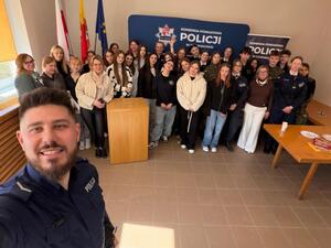 Zdjęcia przedstawiają policjantów wraz z grupami młodzieży uczestników programu Przyszłość a Ty oraz spotkanie z uczestnikami ZOL w Szpitalu Powiatowym w Czarnkowie