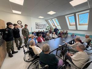 Zdjęcia przedstawiają policjantów wraz z grupami młodzieży uczestników programu Przyszłość a Ty oraz spotkanie z uczestnikami ZOL w Szpitalu Powiatowym w Czarnkowie