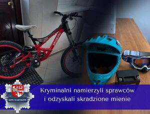 Na zdjęciu widoczny jest rower oraz kask, gogle  oraz akumulator odzyskane przez policjantów kryminalnych z KPP w Czarnkowie