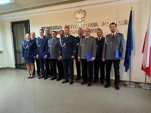 Zdjęcie przedstawia awansowanych policjantów, którzy dostali awans na stopień sierżanta policji. Na zdjęciu widoczny jest również I Z-ca Komendanta Powiatowego Policji podinsp. Jakub Namerła oraz przełożeni awansowanych policjantów